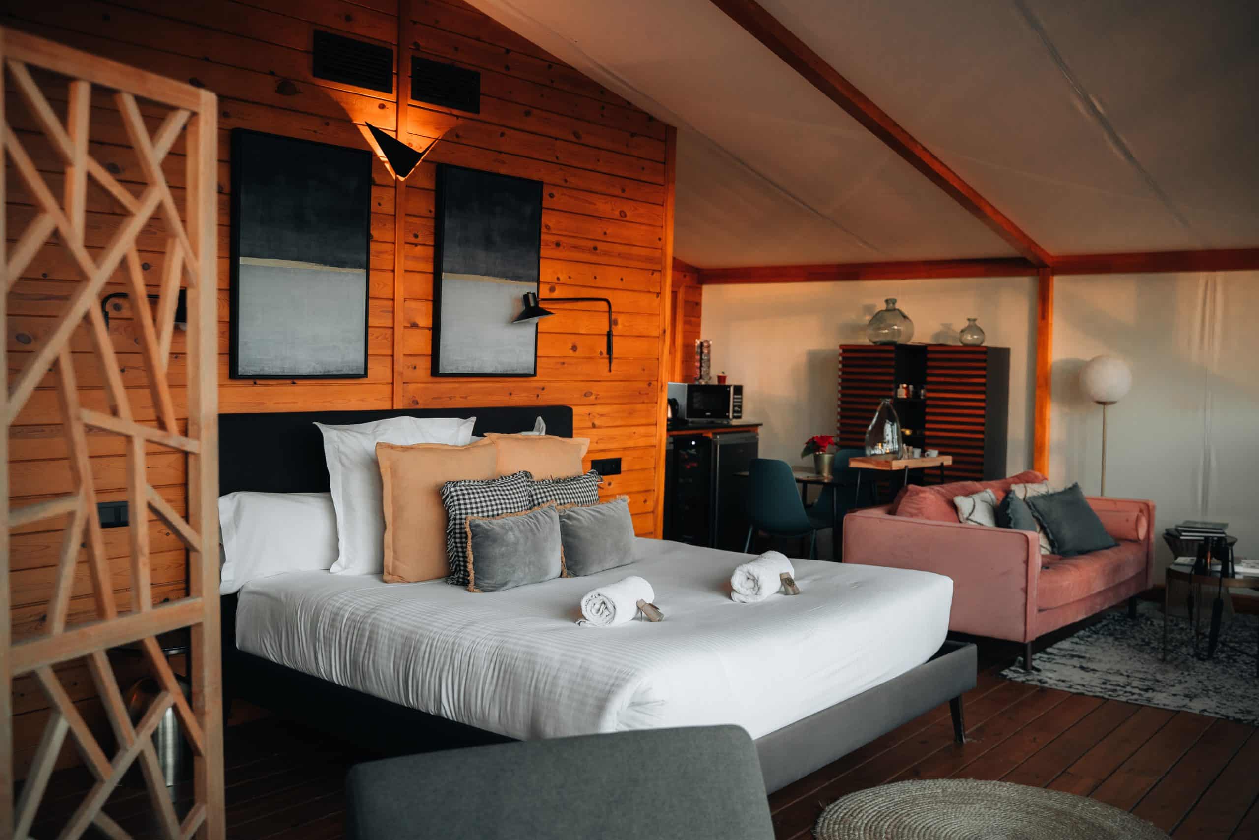 Interior de nuestra Suite en plena Sierra Morena | La Dehesa Experiences | Adamuz