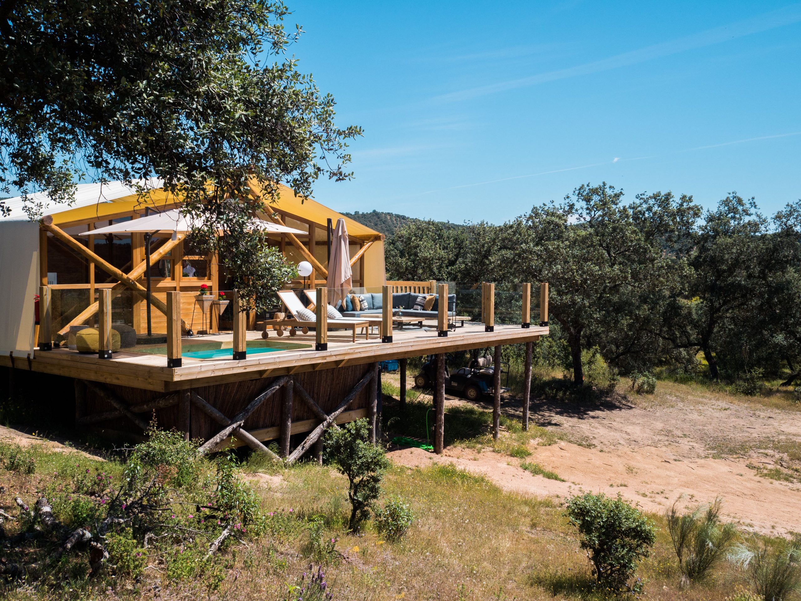 La Dehesa Experiences, glamping en Sierra Morena, Córdoba, cabañas estilo safari, Tubbos, alojamiento de lujo, observación de estrellas, destino Starlight, experiencias en la naturaleza, rutas de senderismo, escapadas románticas, maderoterapia, turismo sostenible, concurso Momentos La Dehesa, glamping Andalucía, turismo rural en Córdoba.