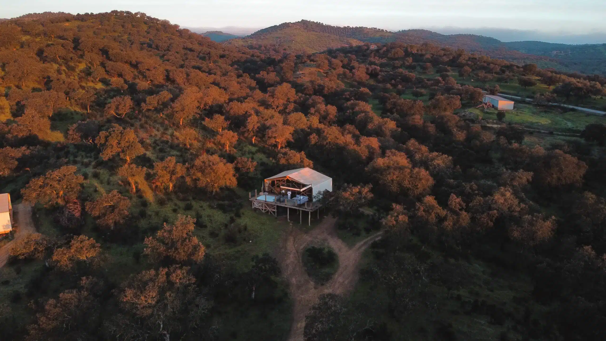 La Dehesa Experiences, glamping en Sierra Morena, Córdoba, cabañas estilo safari, Tubbos, alojamiento de lujo, observación de estrellas, destino Starlight, experiencias en la naturaleza, rutas de senderismo, escapadas románticas, maderoterapia, turismo sostenible, concurso Momentos La Dehesa, glamping Andalucía, turismo rural en Córdoba.