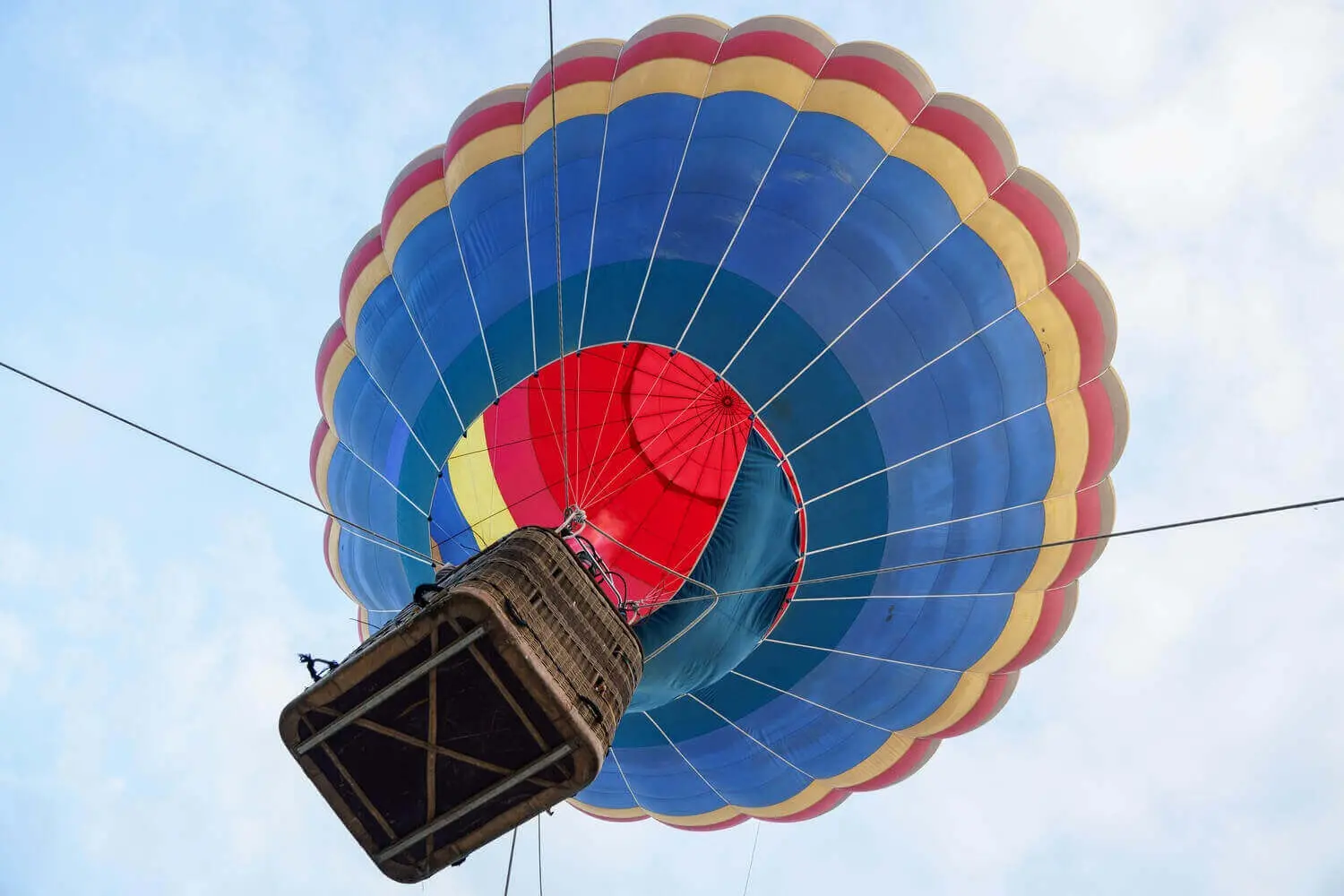 Vuelo en globo sobre Córdoba: una experiencia que no olvidarás 1 imgi_9_captive-balloon-in-aeroestacion-festival-in-guadix-2021-08-30-02-12-50-utc
