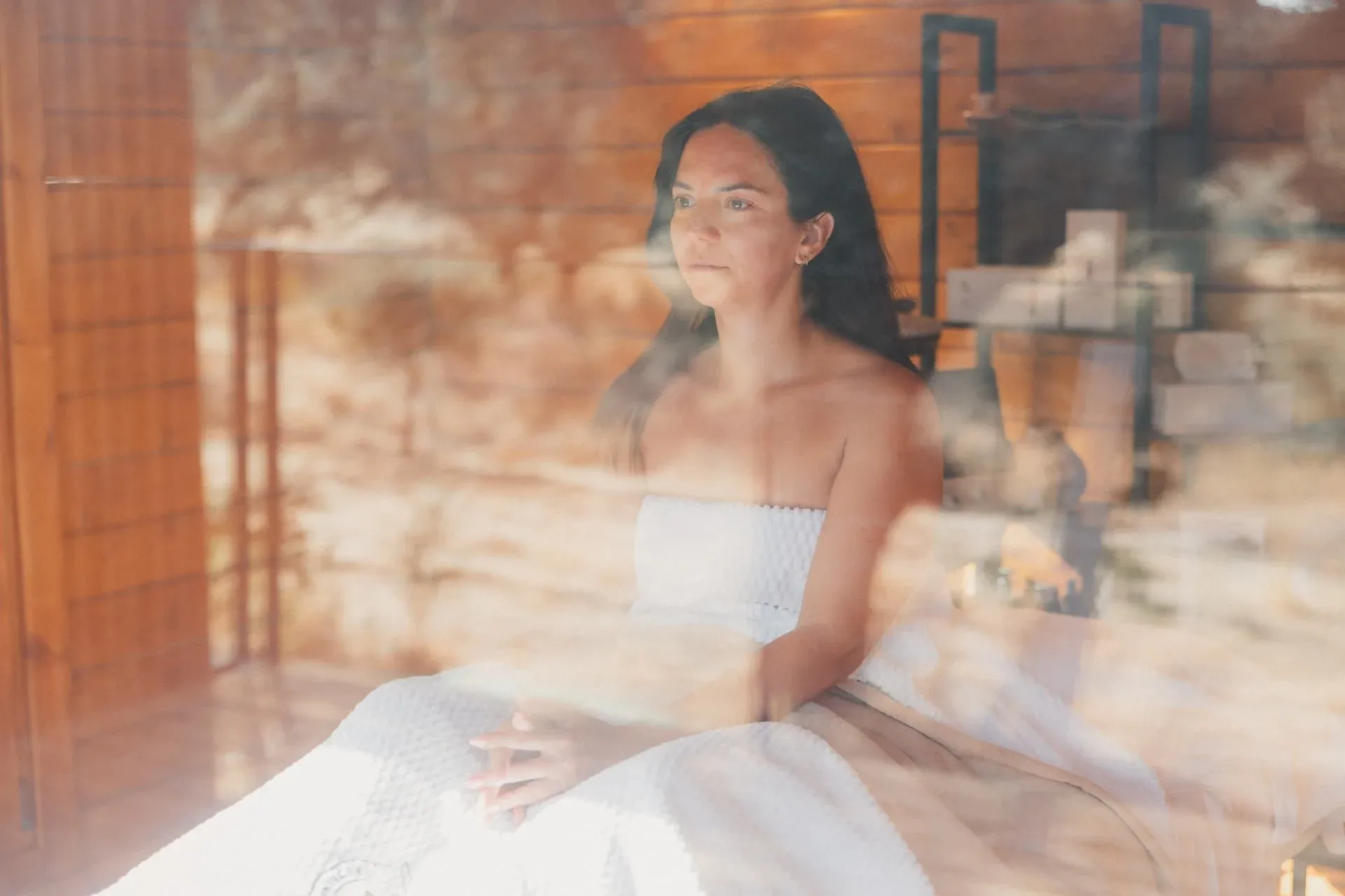 Masaje descontracturante: qué es, cuándo lo necesitas y por qué no es lo mismo que un masaje relajante 2 imgi_14_sauna-mujer